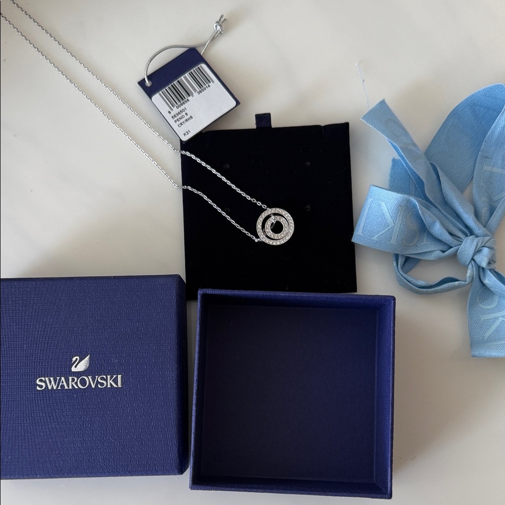Swarovski Crystal Circle Necklace – New With Tags ✨